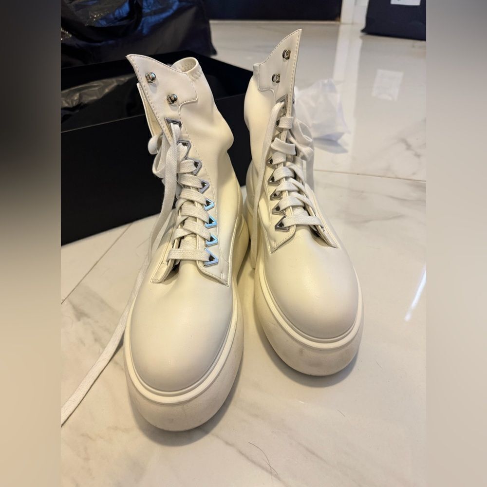 The Attico
Selene flatform ankle boots